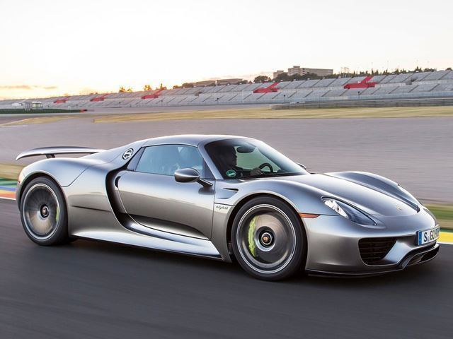 Porsche Design известен изготовлением довольно нелепых дорогостоящих предметов и 24/7 ничем не отличается.